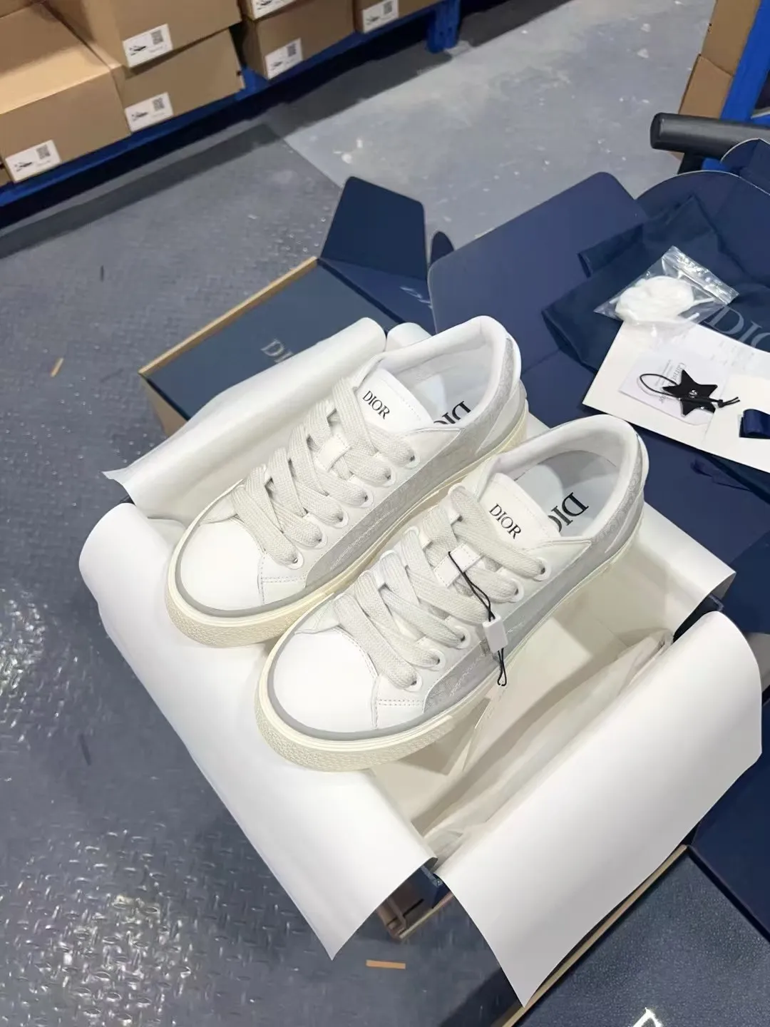 👟👟Ex-factory price 560👟👟 𝐃𝐢𝐨𝐫 𝐱 𝐒𝐭𝐨𝐧𝐞 𝐈𝐬𝐥𝐚𝐧𝐝 𝐁𝟯𝟯 Dior co-branded Stone Island new casual sports shoes Skateboard shoes 111111111 This B33 sneaker comes from the DIOR AND STONE ISLAND limited series. It is a new interpretation of the classic tennis shoe. The fashionable silhouette highlights the heavy texture. The black-dyed cotton has a delicate wash and soft texture, and is finished with the classic Oblique print on the sides, paying homage to the exceptional craftsmanship of the exclusive collaboration. The tongue is embossed with the Dior signature, while cannage panels on the front, DIOR AND STONE ISLAND signature on the back and insole. The rubber outsole features the Dior Oblique pattern, while a contrasting Dior 30 Avenue Montaigne signature on the rear adds style. It can add a modern touch to various casual looks, and can also be matched with other DIOR AND STONE ISLAND items. Exquisite packaging at the delivery counter🛍📦 Customized cowhide material, sheepskin lining, original molded outsole Size: 35-45